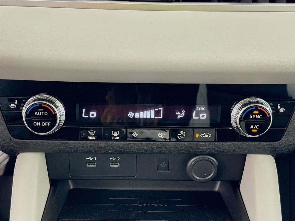 2025 Mitsubishi Outlander - Image 15 of 21