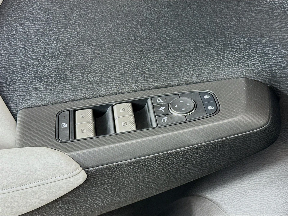 2025 Mitsubishi Outlander - Image 17 of 21