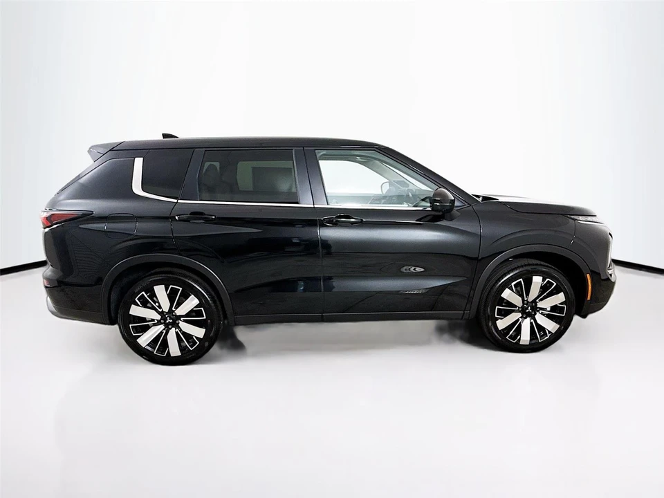 2025 Mitsubishi Outlander - Image 8 of 21