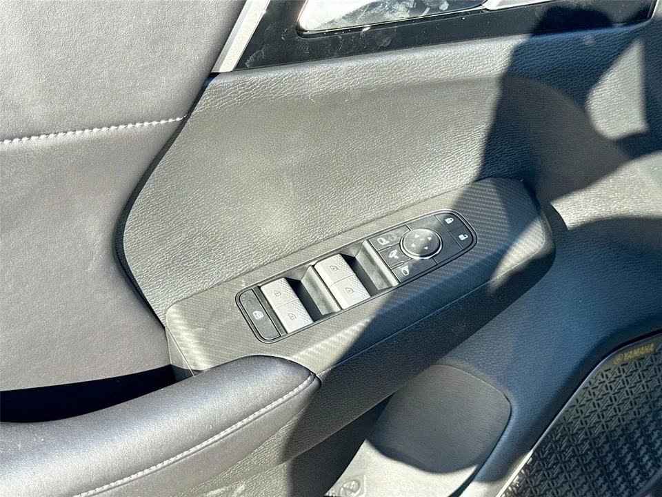 2025 Mitsubishi Outlander - Image 18 of 21
