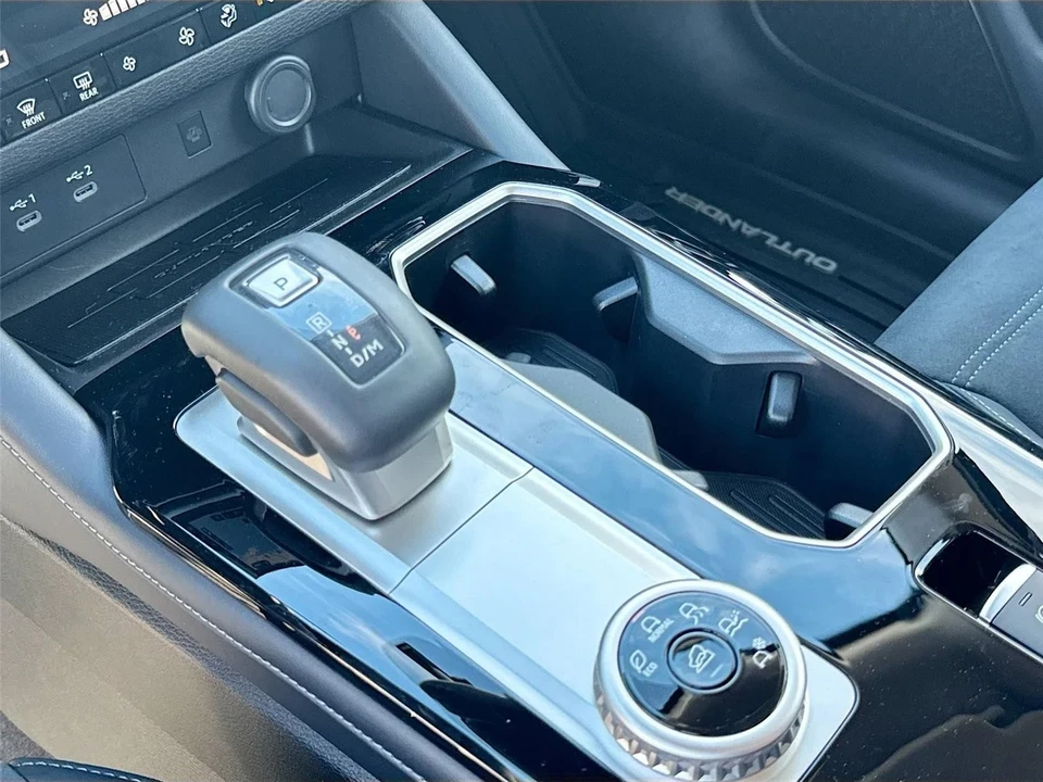2025 Mitsubishi Outlander - Image 17 of 21