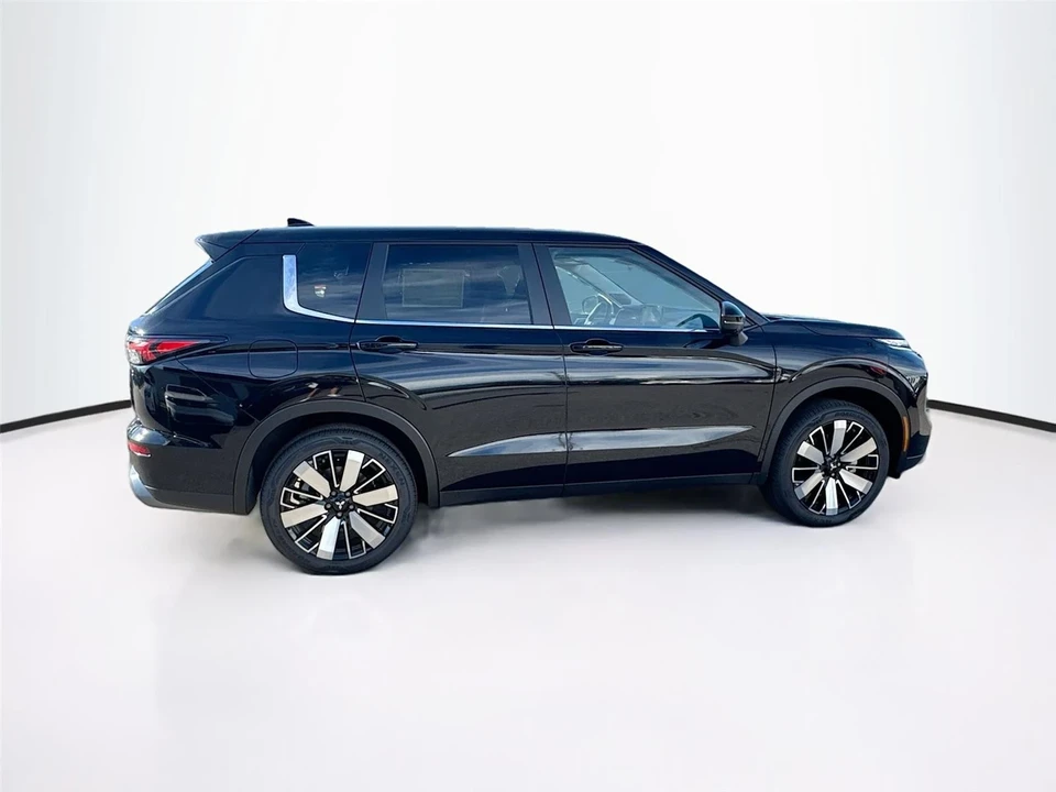2025 Mitsubishi Outlander - Image 8 of 21