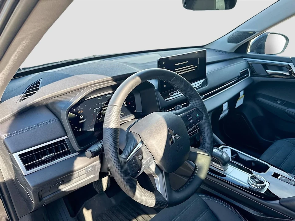 2025 Mitsubishi Outlander - Image 9 of 21