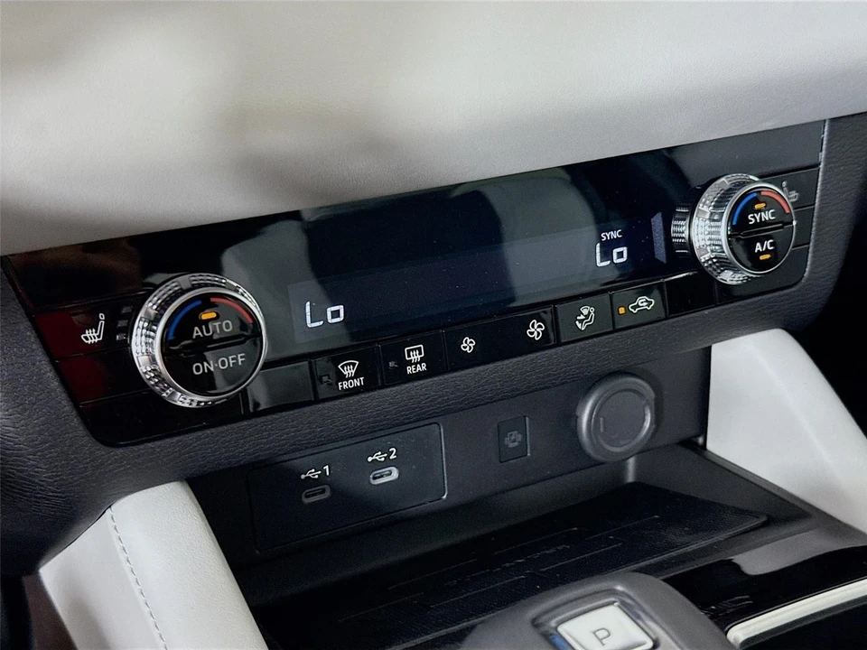 2025 Mitsubishi Outlander - Image 16 of 21