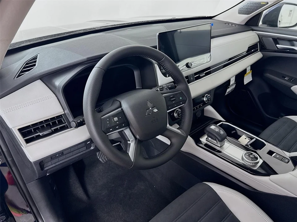 2025 Mitsubishi Outlander - Image 9 of 21