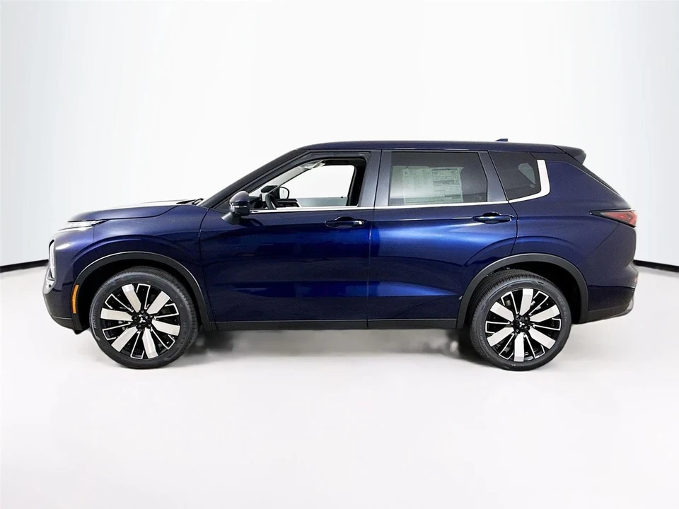 2025 Mitsubishi Outlander - Image 4 of 21