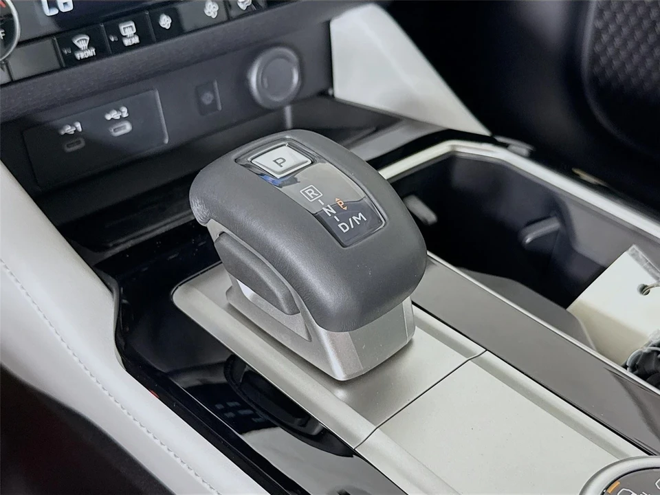 2025 Mitsubishi Outlander - Image 17 of 21