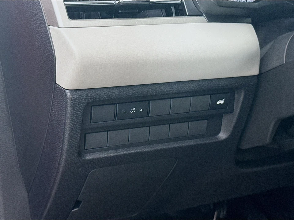 2025 Mitsubishi Outlander - Image 10 of 21