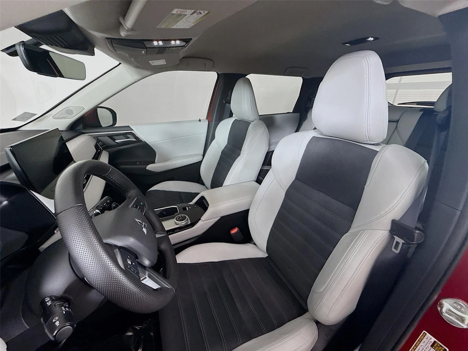 2025 Mitsubishi Outlander - Image 18 of 21