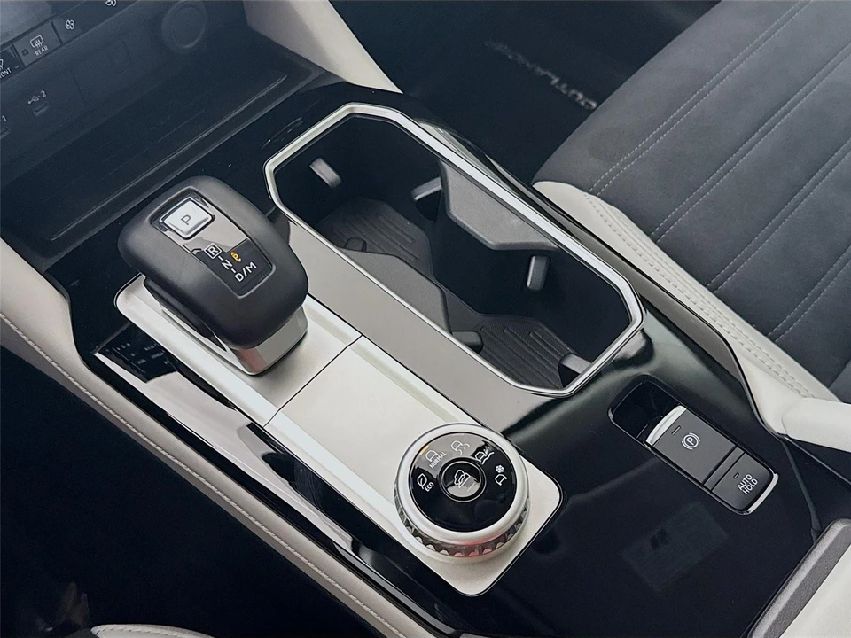 2025 Mitsubishi Outlander - Image 16 of 21