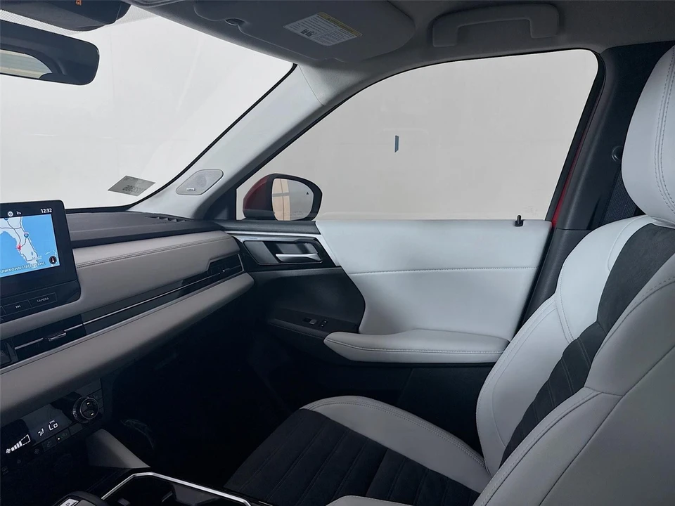 2025 Mitsubishi Outlander - Image 20 of 21