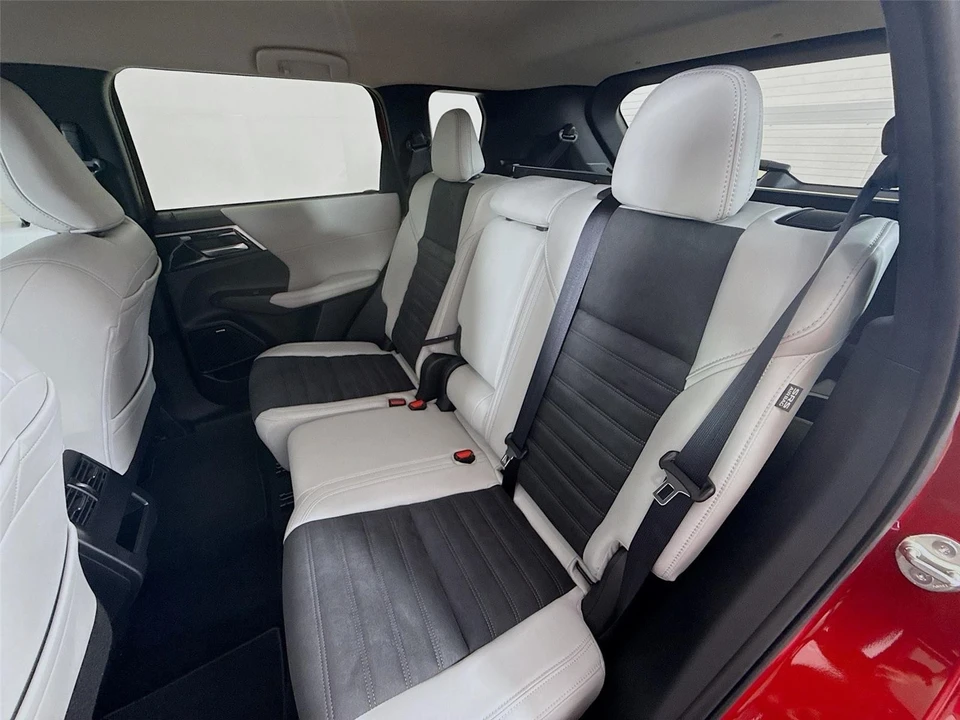 2025 Mitsubishi Outlander - Image 21 of 21
