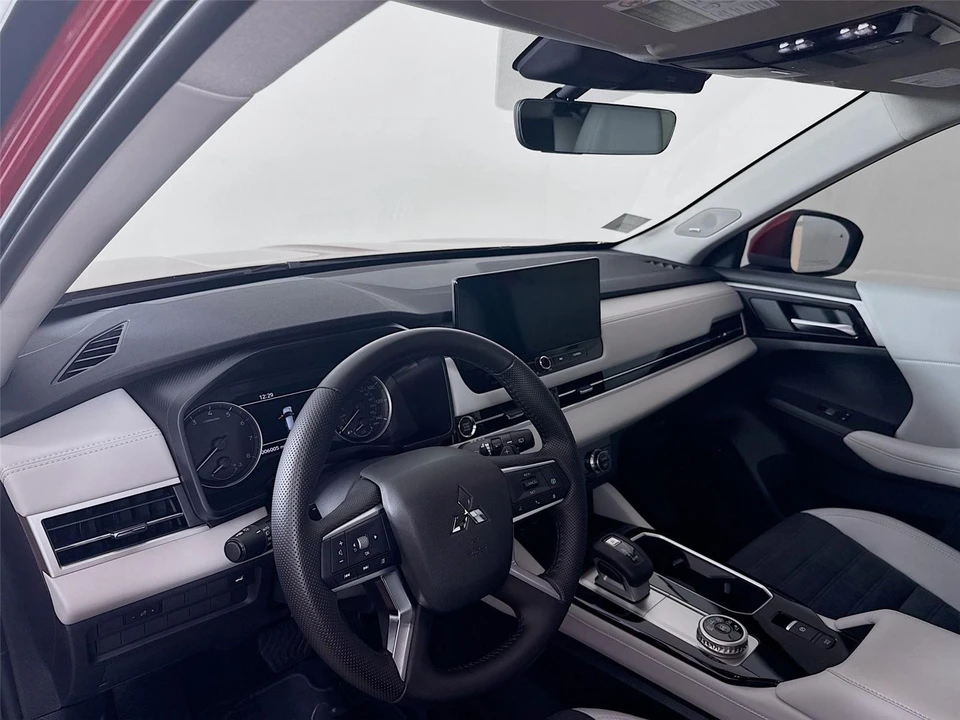 2025 Mitsubishi Outlander - Image 9 of 21