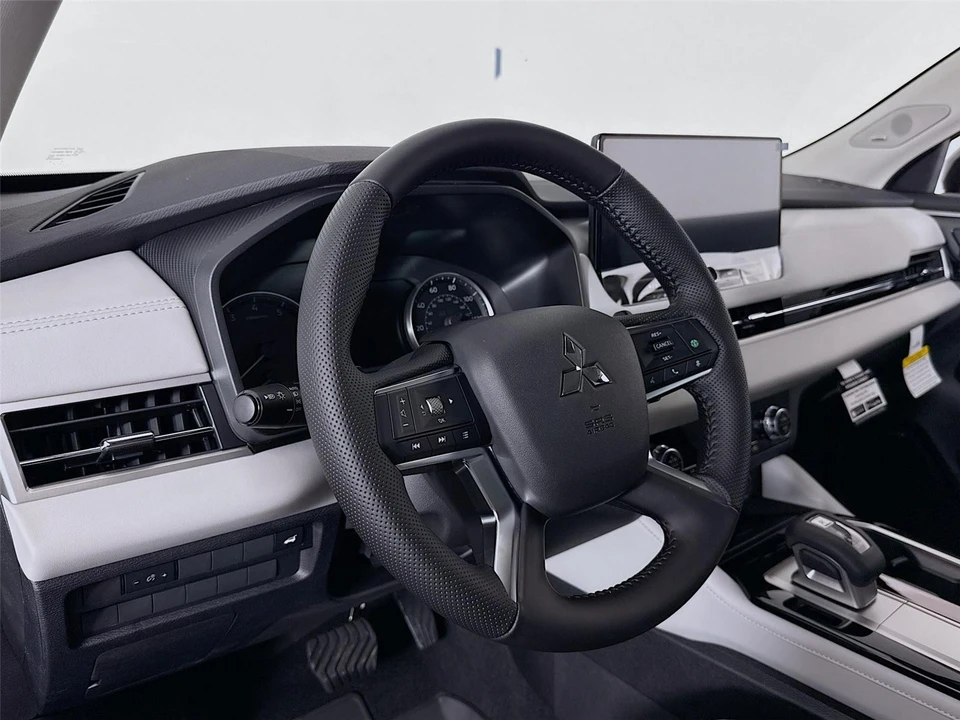2025 Mitsubishi Outlander - Image 9 of 21
