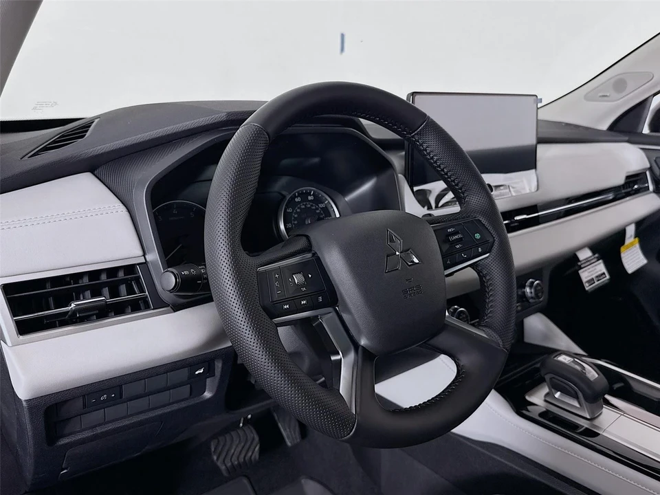 2025 Mitsubishi Outlander - Image 9 of 21