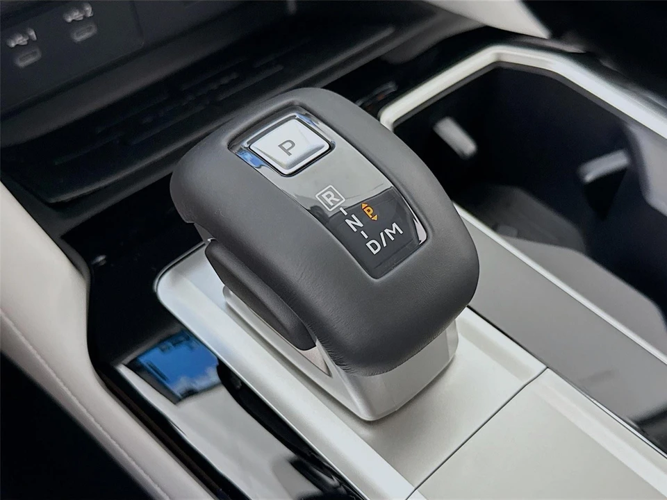 2025 Mitsubishi Outlander - Image 16 of 21