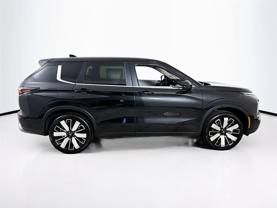 2025 Mitsubishi Outlander - Image 8 of 21