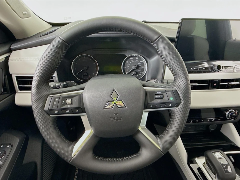 2025 Mitsubishi Outlander - Image 10 of 21