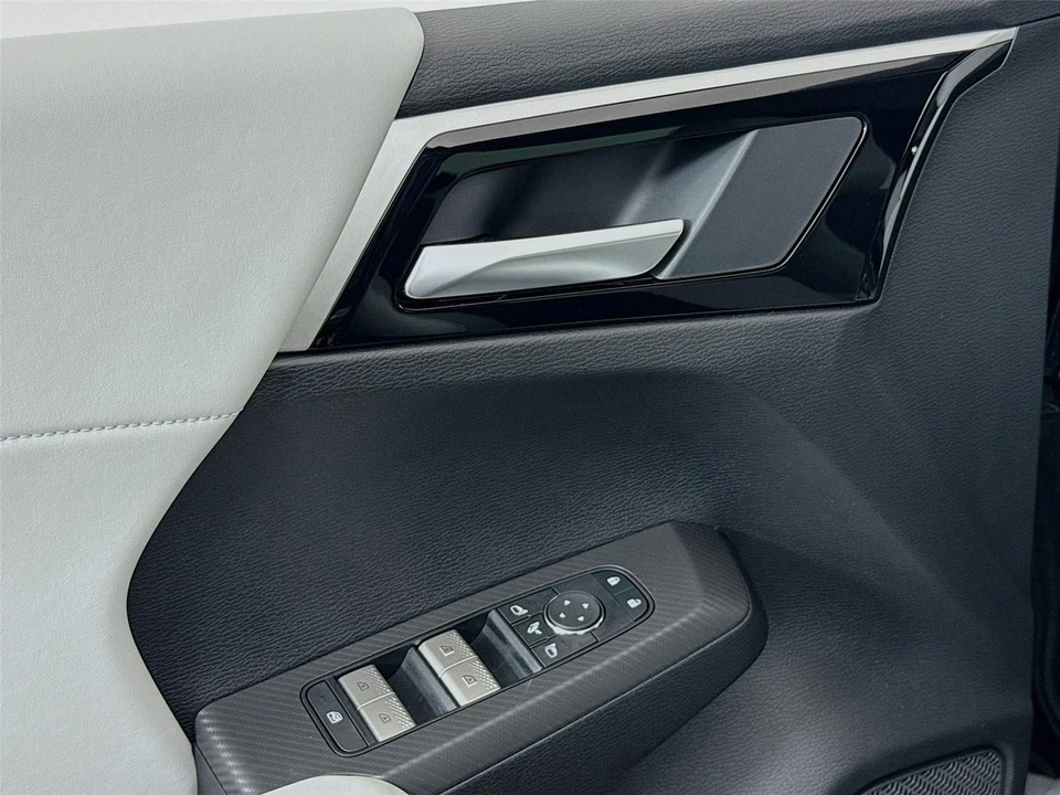 2025 Mitsubishi Outlander - Image 17 of 21