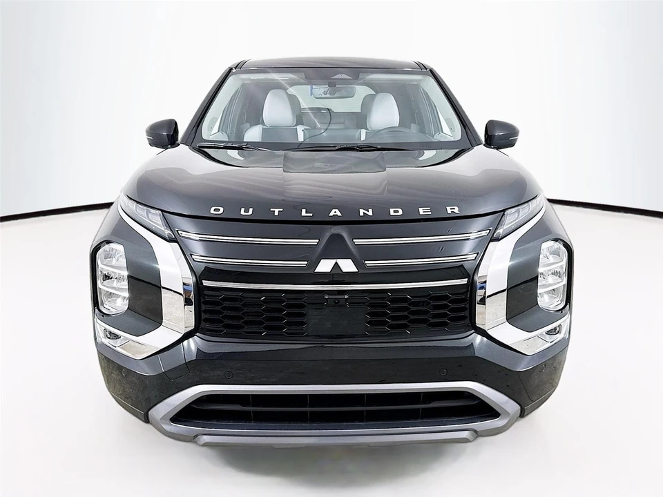2025 Mitsubishi Outlander - Image 2 of 21