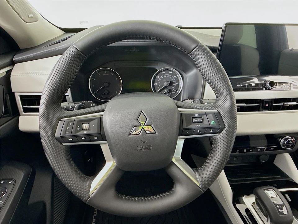 2025 Mitsubishi Outlander - Image 10 of 21