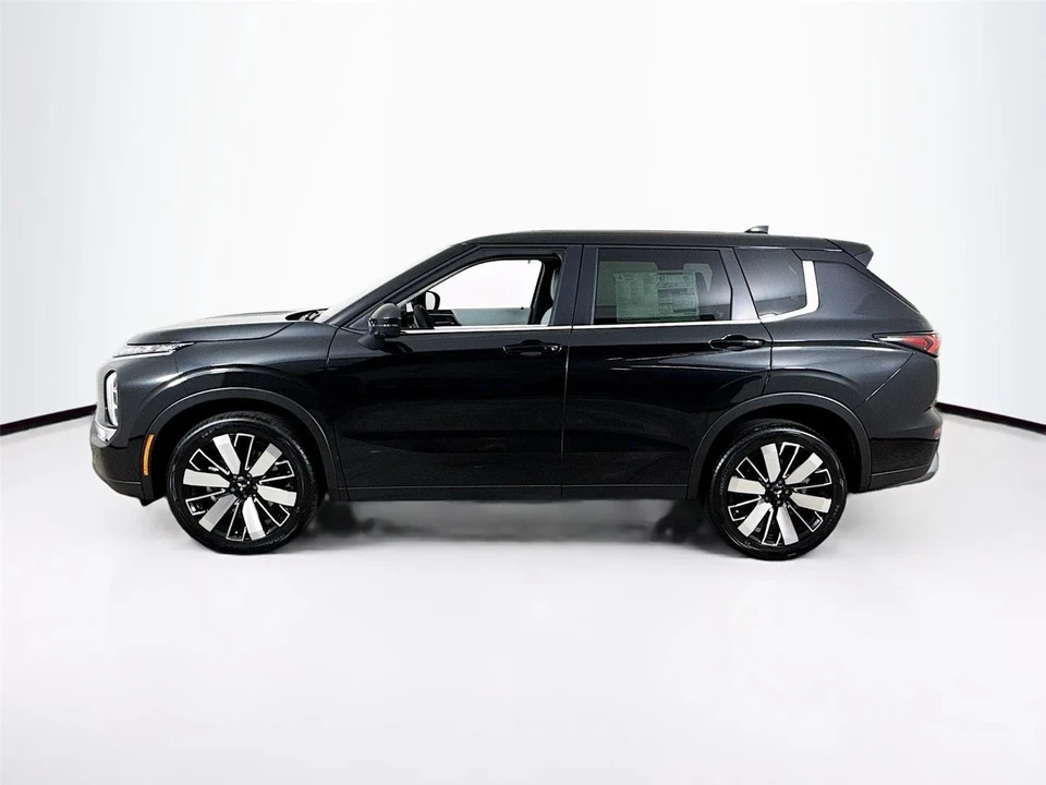 2025 Mitsubishi Outlander - Image 4 of 21