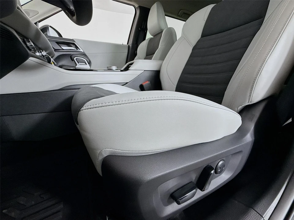 2025 Mitsubishi Outlander - Image 19 of 21