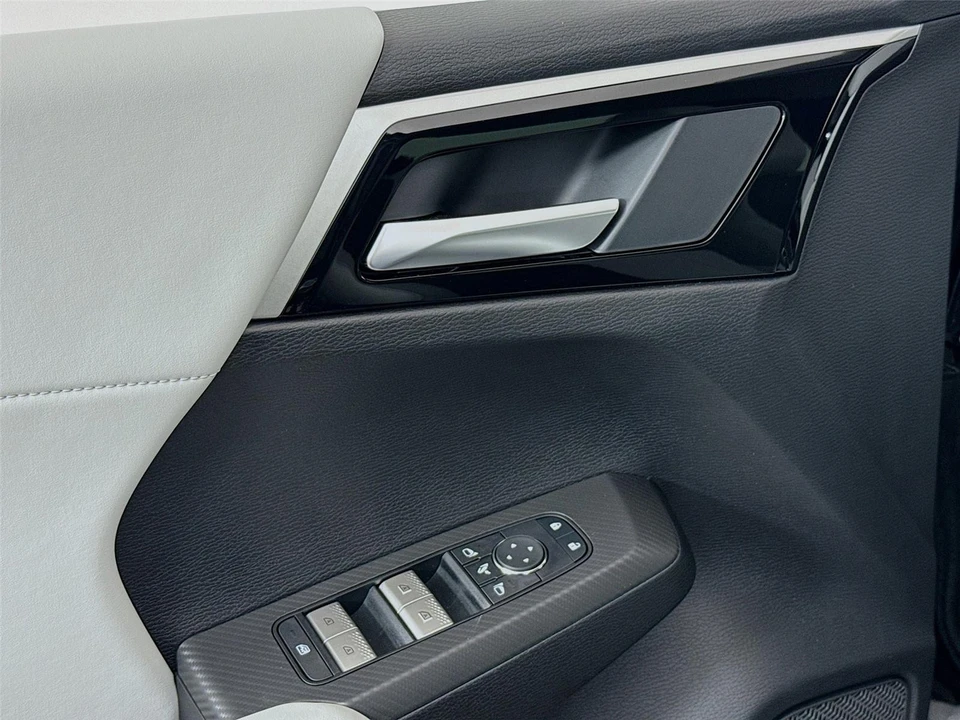 2025 Mitsubishi Outlander - Image 17 of 21