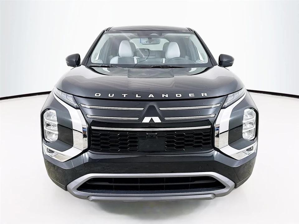 2025 Mitsubishi Outlander - Image 2 of 21