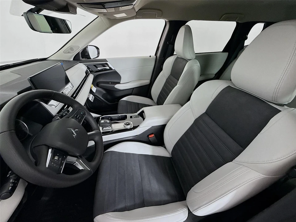 2025 Mitsubishi Outlander - Image 20 of 21