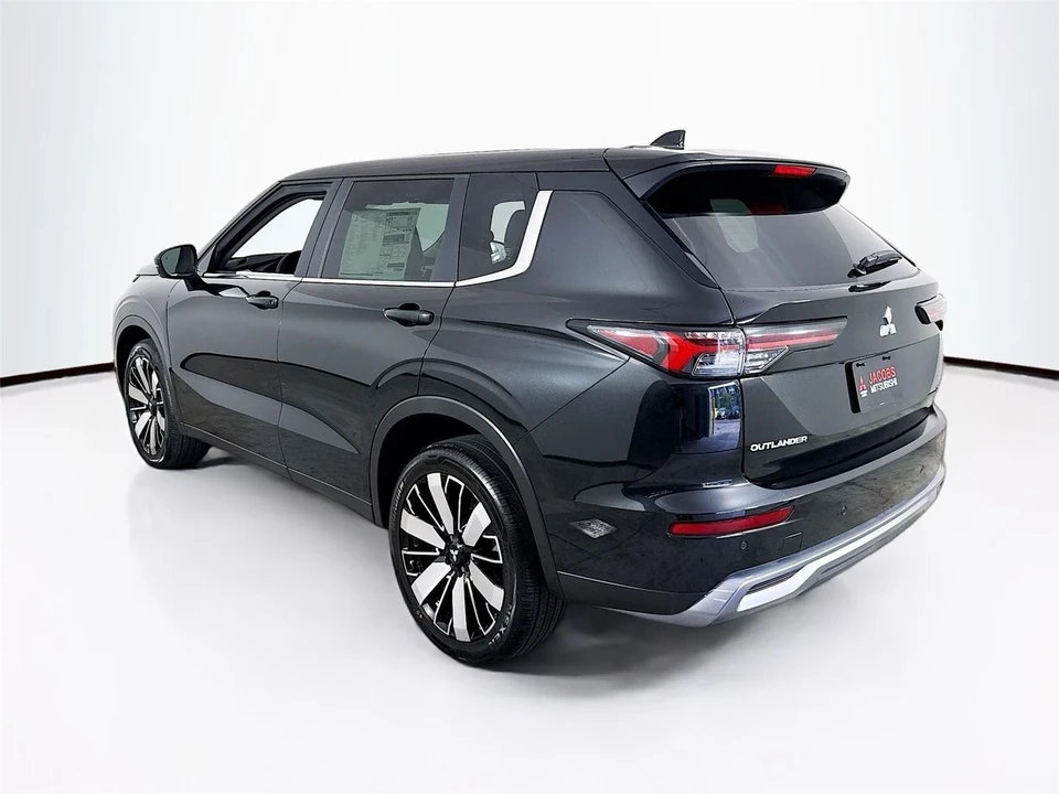 2025 Mitsubishi Outlander - Image 5 of 21