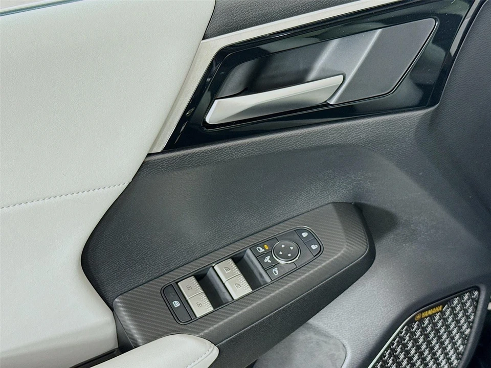2025 Mitsubishi Outlander - Image 18 of 21
