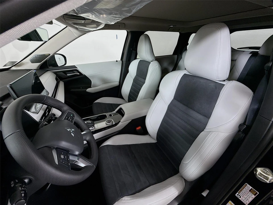 2025 Mitsubishi Outlander - Image 21 of 21