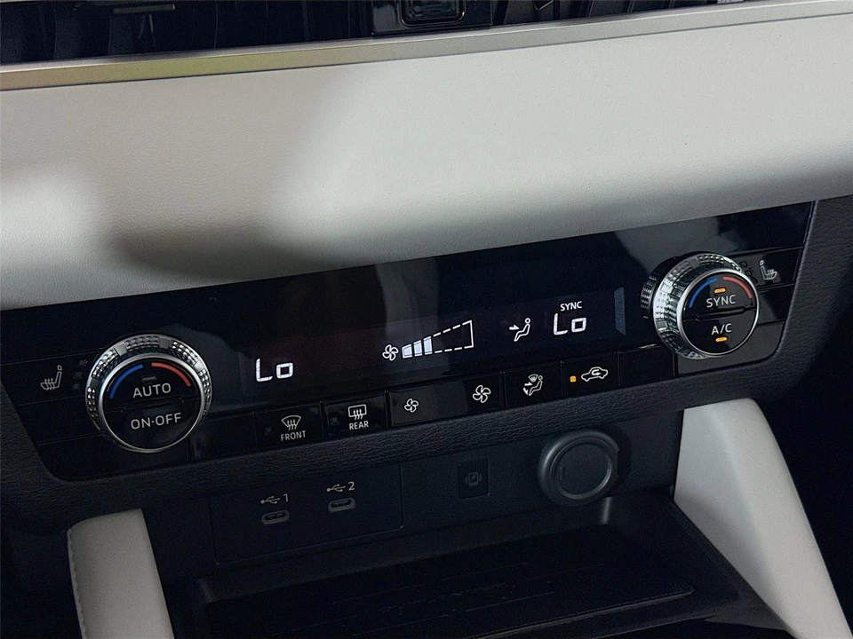 2025 Mitsubishi Outlander - Image 16 of 21