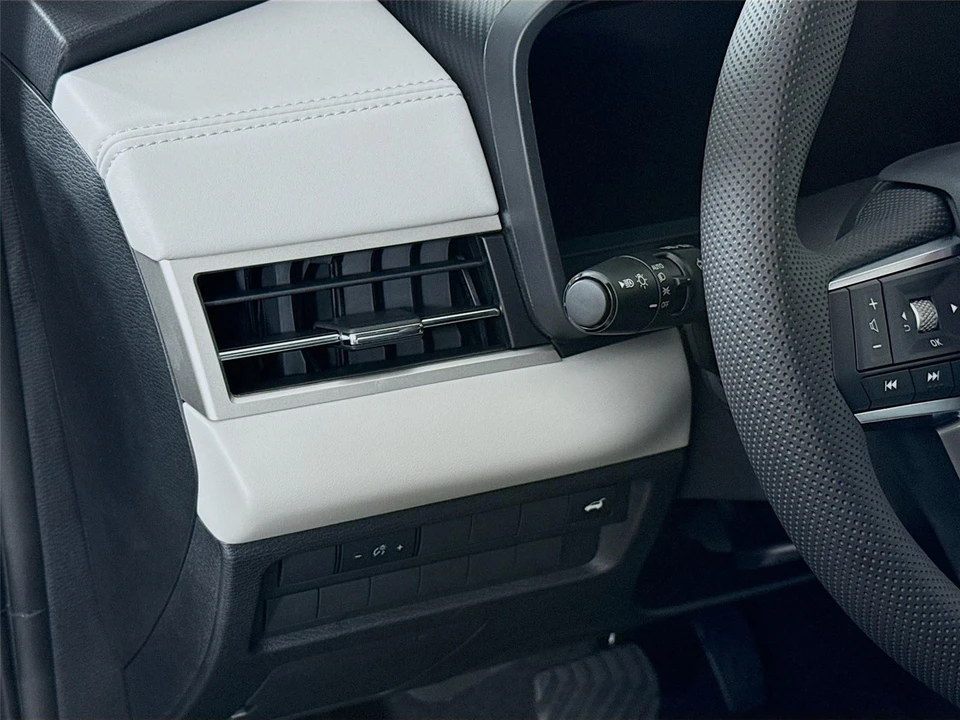 2025 Mitsubishi Outlander - Image 10 of 21