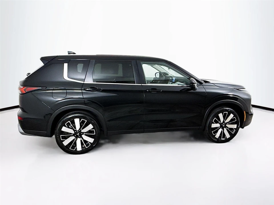 2025 Mitsubishi Outlander - Image 8 of 21