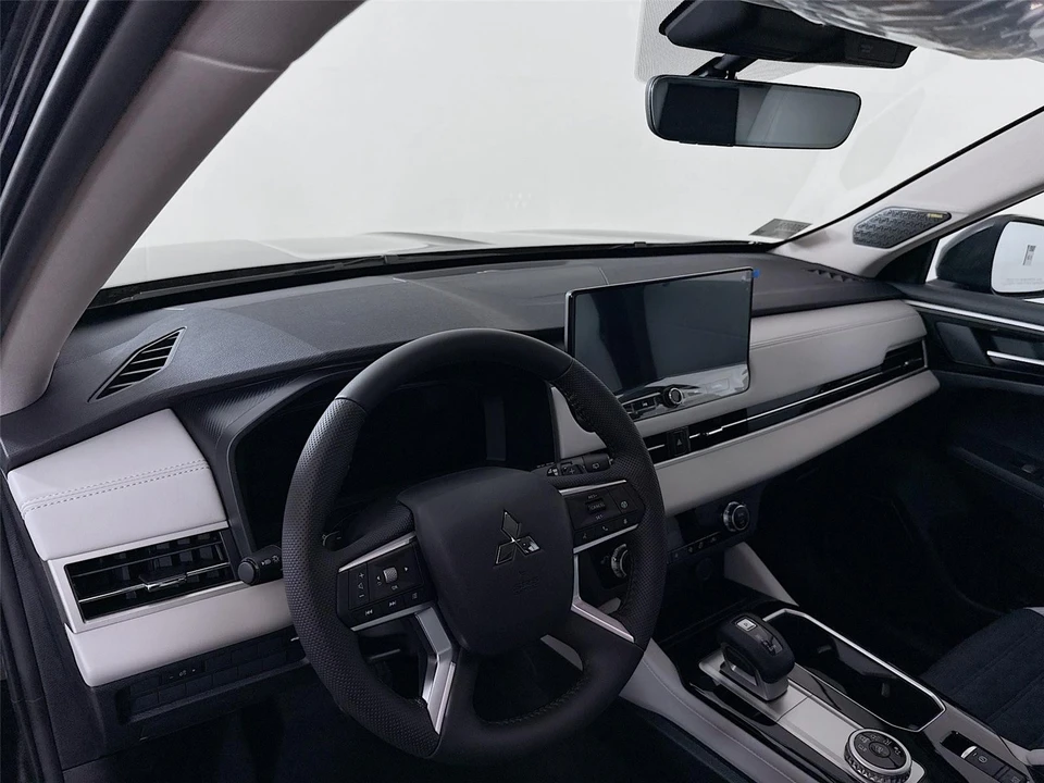 2025 Mitsubishi Outlander - Image 9 of 21