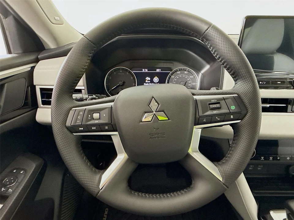 2025 Mitsubishi Outlander - Image 10 of 21