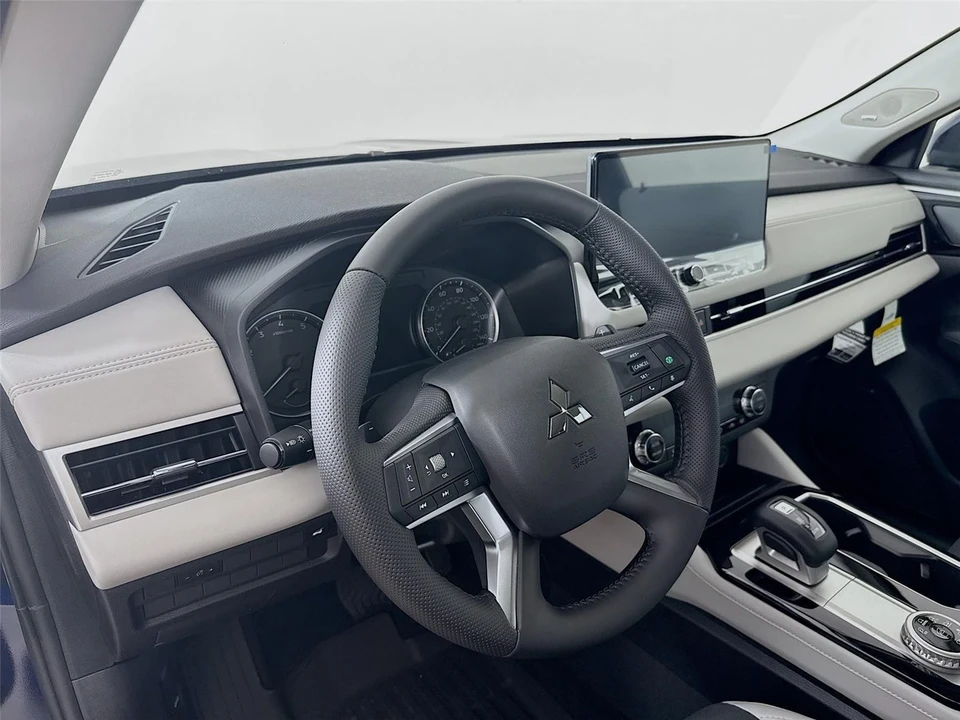 2025 Mitsubishi Outlander - Image 9 of 21