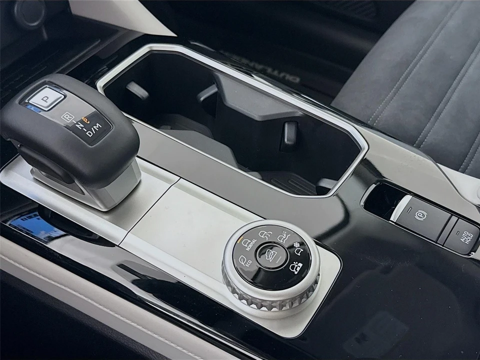 2025 Mitsubishi Outlander - Image 16 of 21