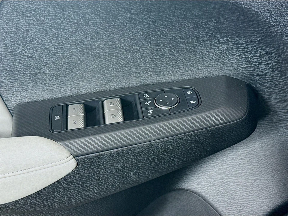 2025 Mitsubishi Outlander - Image 17 of 21