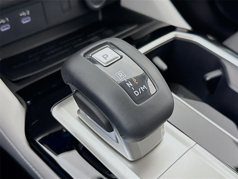 2025 Mitsubishi Outlander - Image 16 of 21