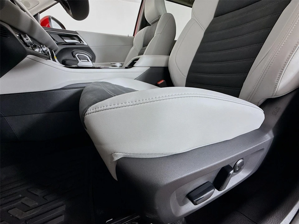 2025 Mitsubishi Outlander - Image 19 of 21