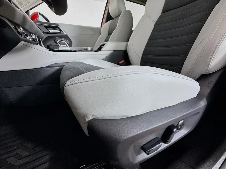 2025 Mitsubishi Outlander - Image 19 of 21