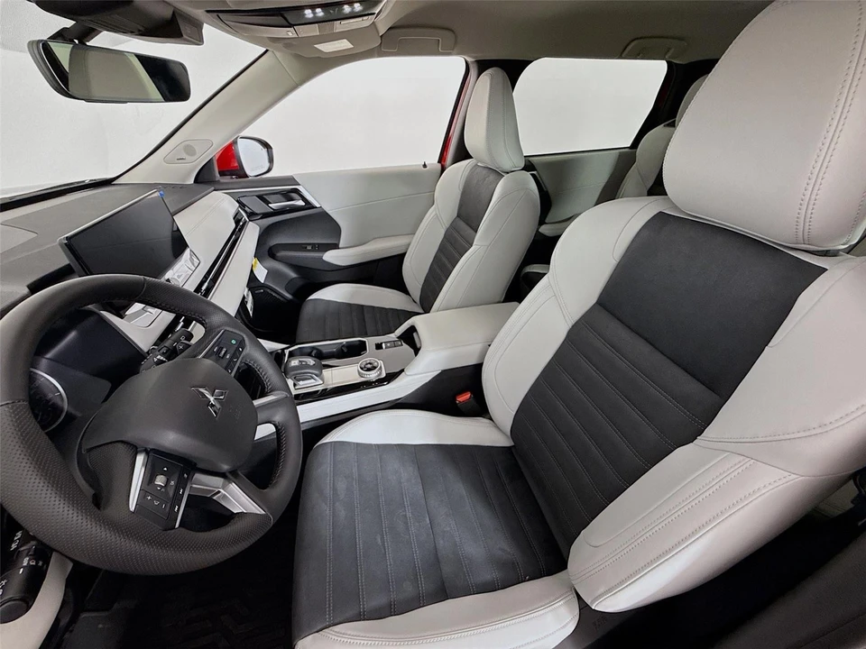 2025 Mitsubishi Outlander - Image 20 of 21