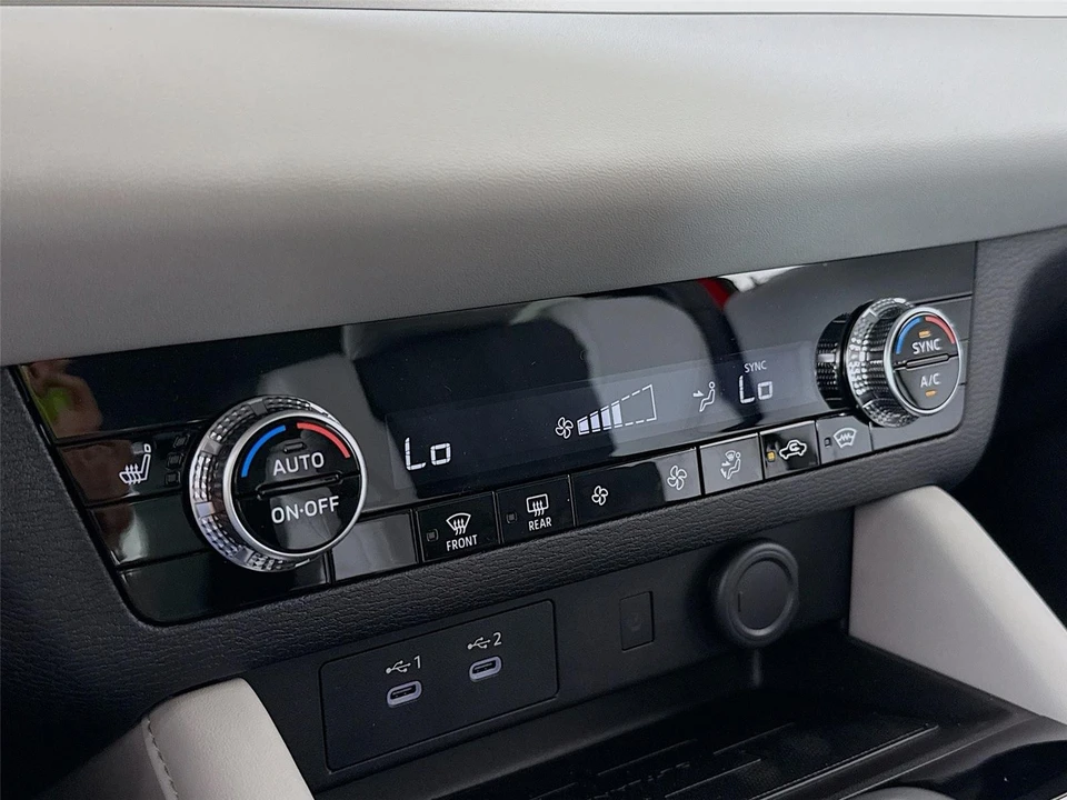 2025 Mitsubishi Outlander - Image 15 of 21