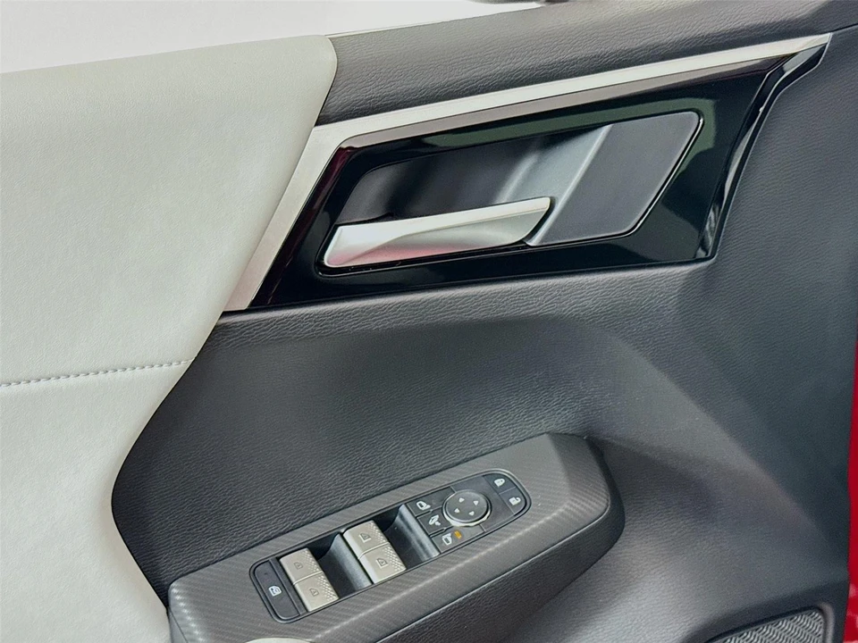 2025 Mitsubishi Outlander - Image 17 of 21