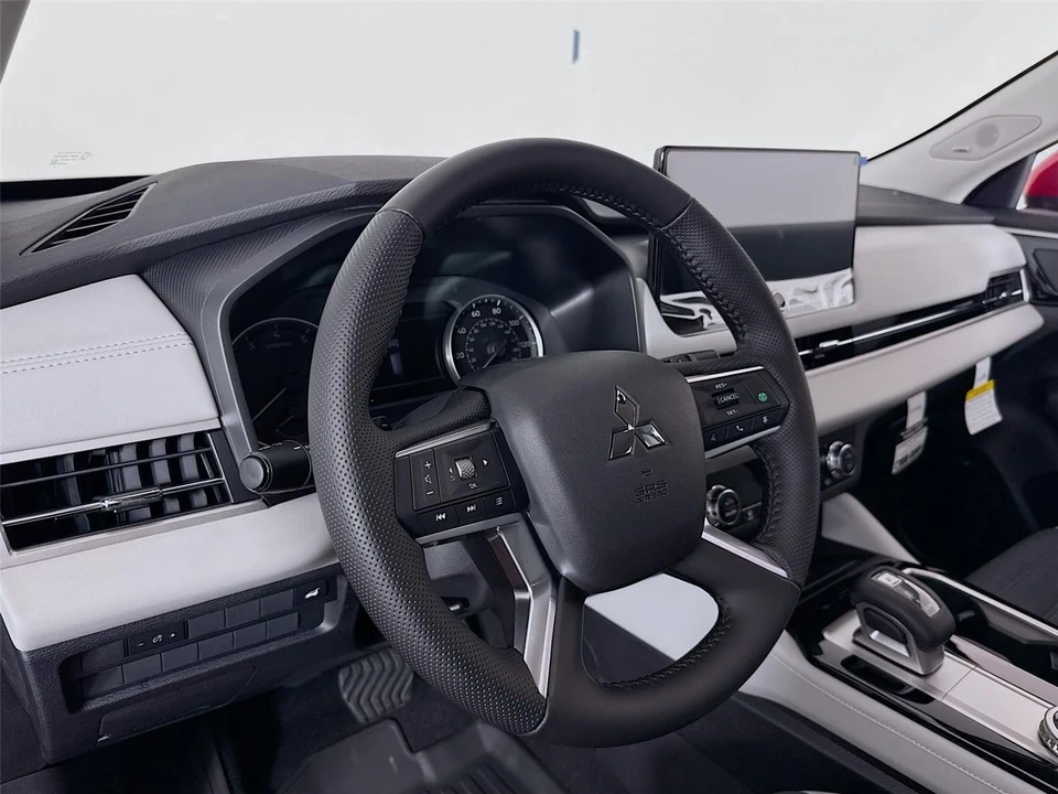 2025 Mitsubishi Outlander - Image 9 of 21