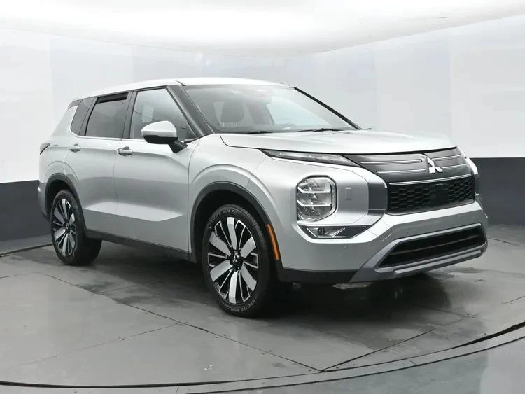 2025 Mitsubishi Outlander - Image 2 of 12