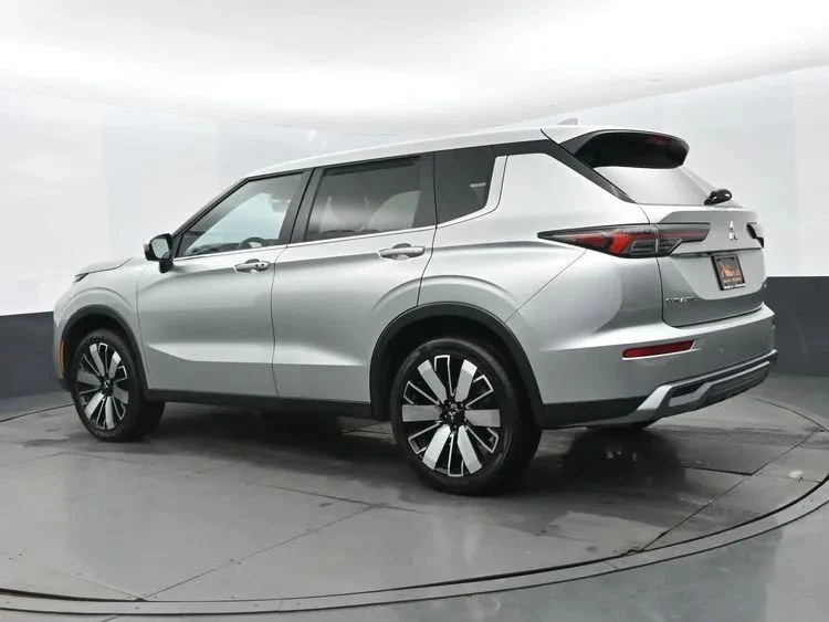 2025 Mitsubishi Outlander - Image 9 of 12